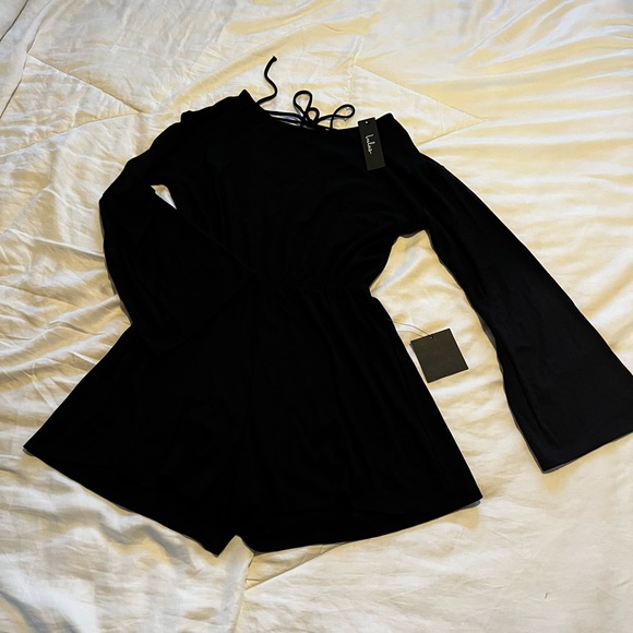 Lulu’s black bell sleeve open back with tie Romper - Picture 4 of 4